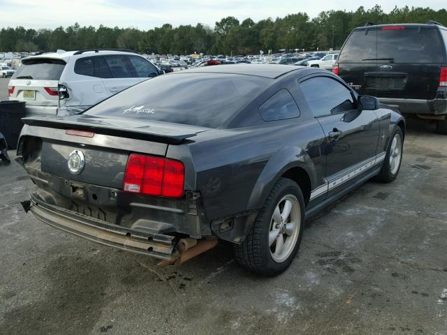 1ZVFT80NX75254708 - 2007 FORD MUSTANG GRAY photo 4