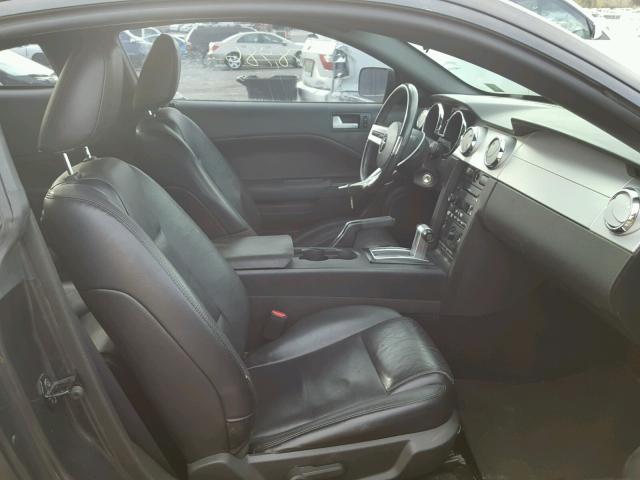 1ZVFT80NX75254708 - 2007 FORD MUSTANG GRAY photo 5
