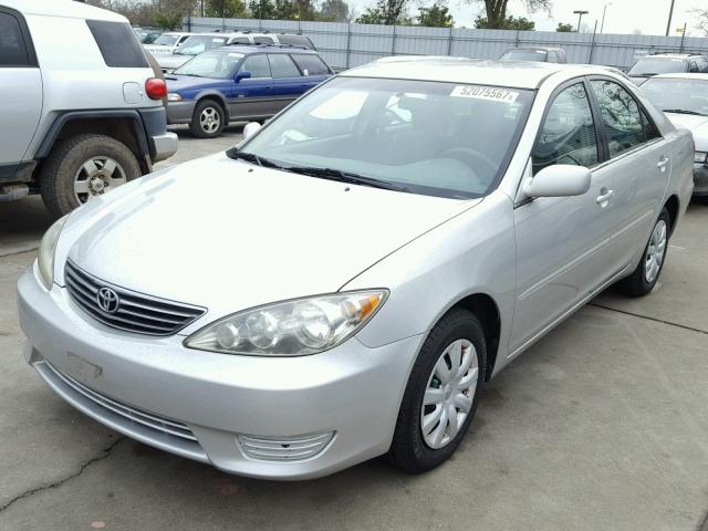 4T1BE32K05U008797 - 2005 TOYOTA CAMRY LE SILVER photo 2