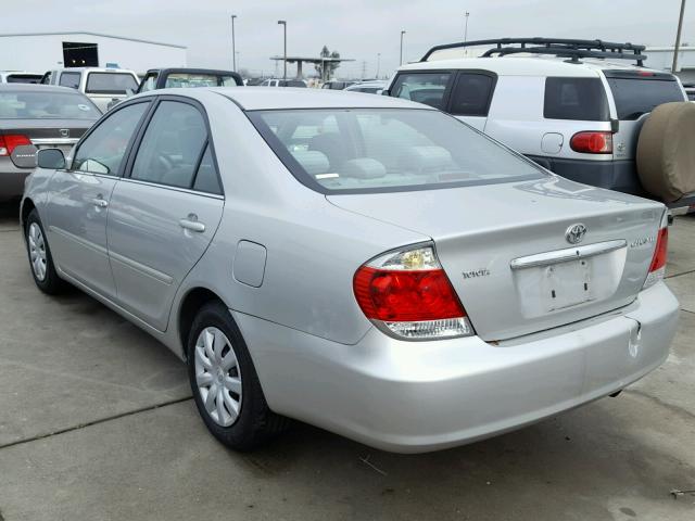 4T1BE32K05U008797 - 2005 TOYOTA CAMRY LE SILVER photo 3