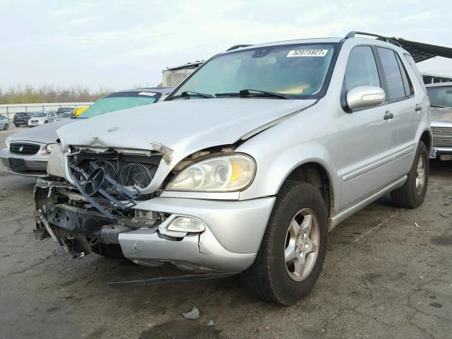 4JGAB54E02A296180 - 2002 MERCEDES-BENZ ML 320 SILVER photo 2