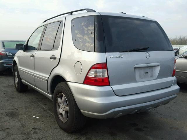 4JGAB54E02A296180 - 2002 MERCEDES-BENZ ML 320 SILVER photo 3