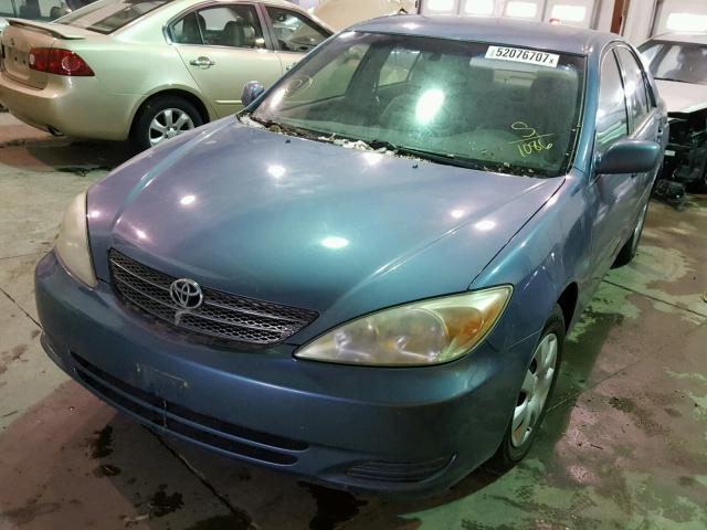 4T1BE32K82U541086 - 2002 TOYOTA CAMRY LE BLUE photo 2