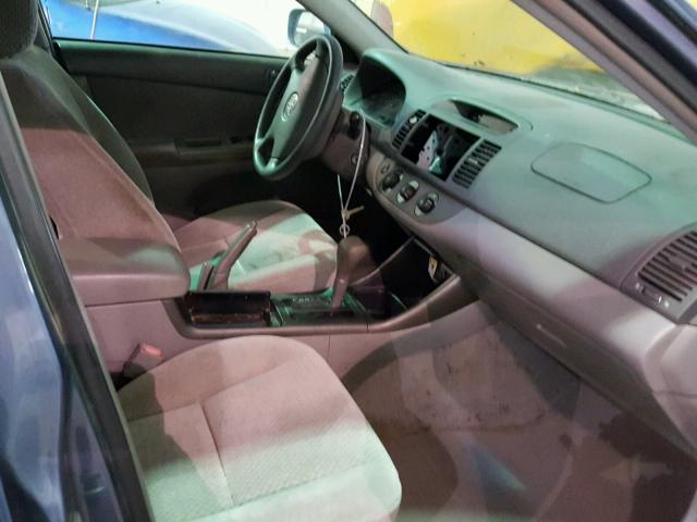 4T1BE32K82U541086 - 2002 TOYOTA CAMRY LE BLUE photo 5