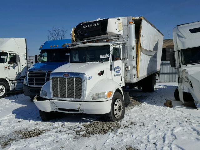 2NPLHN7X0AM105804 - 2010 PETERBILT 335 WHITE photo 2