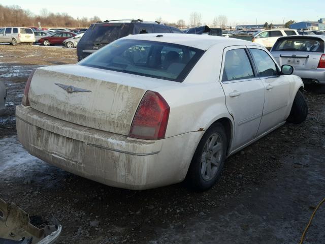 2C3KA53G16H496284 - 2006 CHRYSLER 300 TOURIN WHITE photo 4