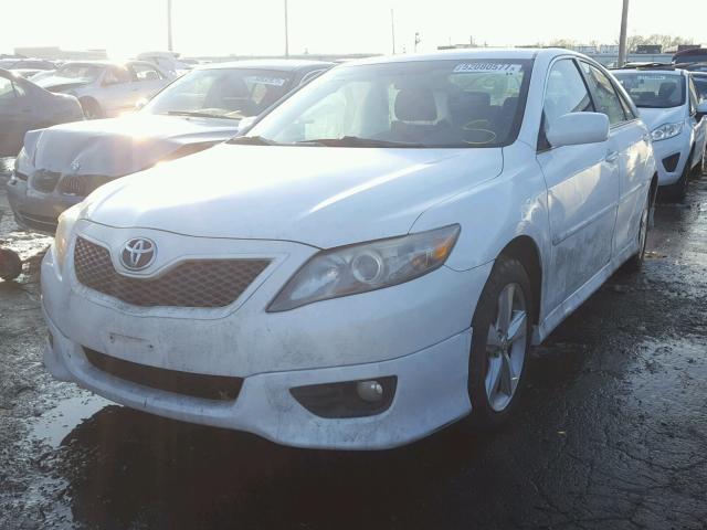 4T1BF3EK1BU636629 - 2011 TOYOTA CAMRY BASE WHITE photo 2