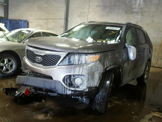 5XYKT3A17BG129553 - 2011 KIA SORENTO BA GRAY photo 2