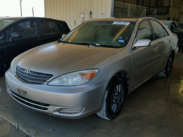 JTDBE32K120021324 - 2002 TOYOTA CAMRY LE ოქროსფერი ფოტო 2