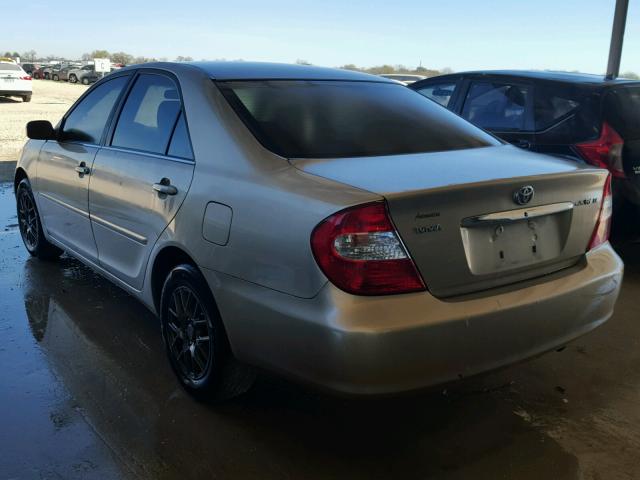 JTDBE32K120021324 - 2002 TOYOTA CAMRY LE ოქროსფერი ფოტო 3