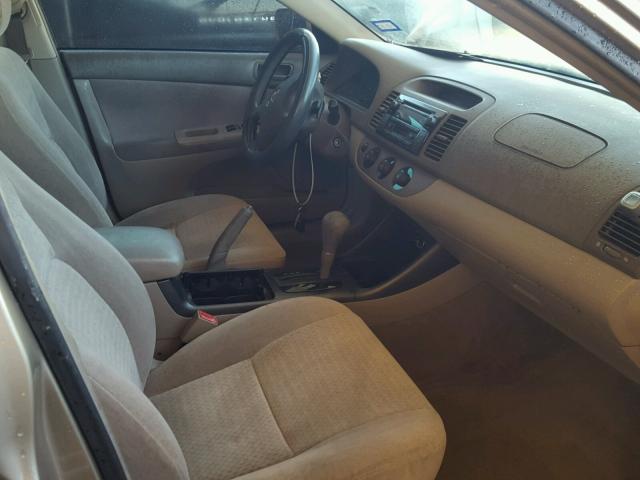 JTDBE32K120021324 - 2002 TOYOTA CAMRY LE ოქროსფერი ფოტო 5