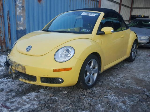 3VWSF31YX7M418566 - 2007 VOLKSWAGEN NEW BEETLE YELLOW photo 2