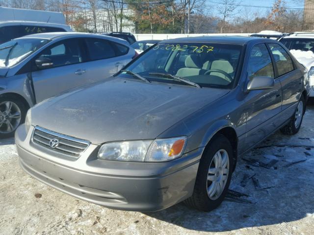 4T1BG22K2YU709673 - 2000 TOYOTA CAMRY CE GRAY photo 2