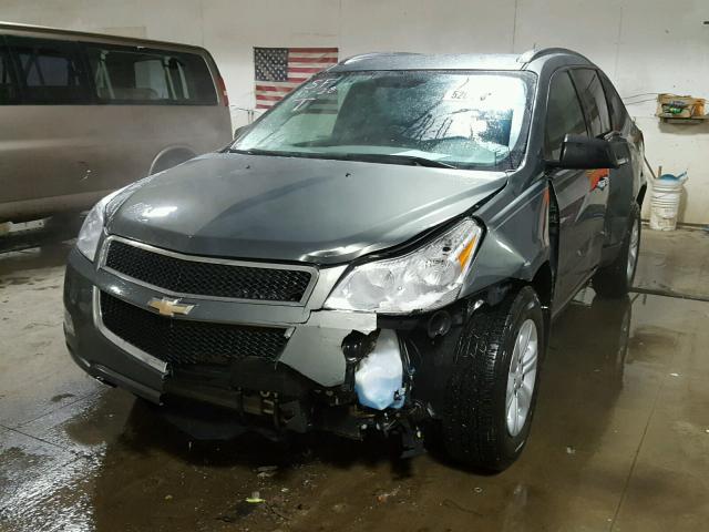 1GNKVEEDXBJ206272 - 2011 CHEVROLET TRAVERSE L GRAY photo 2