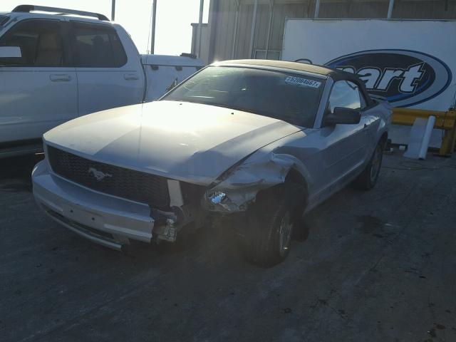 1ZVFT84N675201319 - 2007 FORD MUSTANG SILVER photo 2