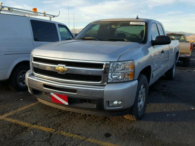 1GCRCSE05BZ293170 - 2011 CHEVROLET SILVERADO GRAY photo 2