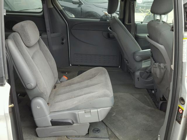 2C8GP54L75R356078 - 2005 CHRYSLER TOWN & COU GRAY photo 6