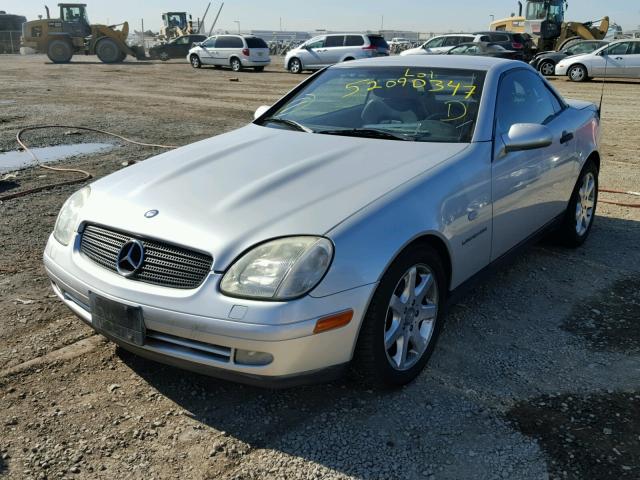 WDBKK47FXWF035167 - 1998 MERCEDES-BENZ SLK 230 KO SILVER photo 2