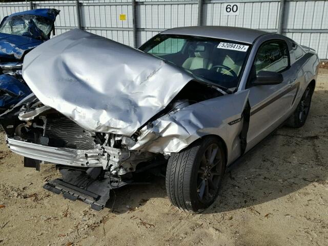 1ZVBP8AM8C5271803 - 2012 FORD MUSTANG SILVER photo 2