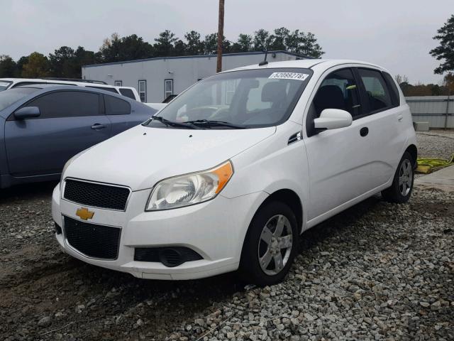 KL1TD6DE7AB048697 - 2010 CHEVROLET AVEO LS WHITE photo 2