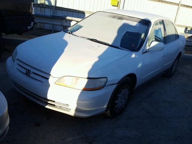 1HGCG56461A066422 - 2001 HONDA ACCORD LX WHITE photo 2