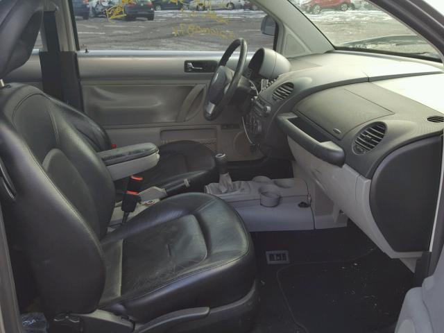 3VWDD21C0YM430725 - 2000 VOLKSWAGEN NEW BEETLE 银色 照片 5