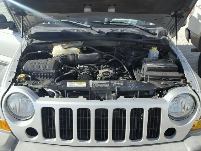 1J4GL48K25W623895 - 2005 JEEP LIBERTY SP SILVER photo 7