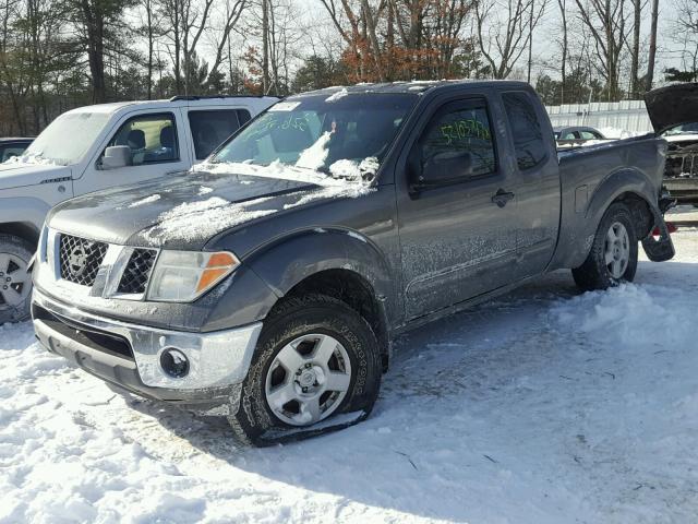 1N6AD06W28C435470 - 2008 NISSAN FRONTIER K GRAY photo 2