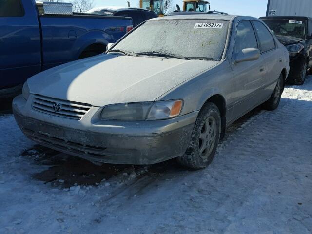 JT2BG22KXX0337549 - 1999 TOYOTA CAMRY LE TAN photo 2