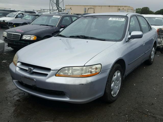 1HGCG5649WA176887 - 1998 HONDA ACCORD LX SILVER photo 2