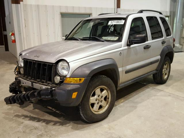 1J4GL48K96W192117 - 2006 JEEP LIBERTY SP SILVER photo 2