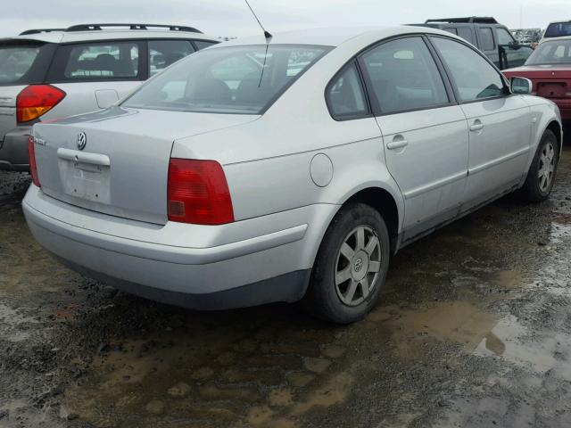 WVWMA23B1YP358878 - 2000 VOLKSWAGEN PASSAT GLS SILVER photo 4