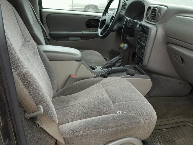 1GNDT13S242326220 - 2004 CHEVROLET TRAILBLAZE GRAY photo 5