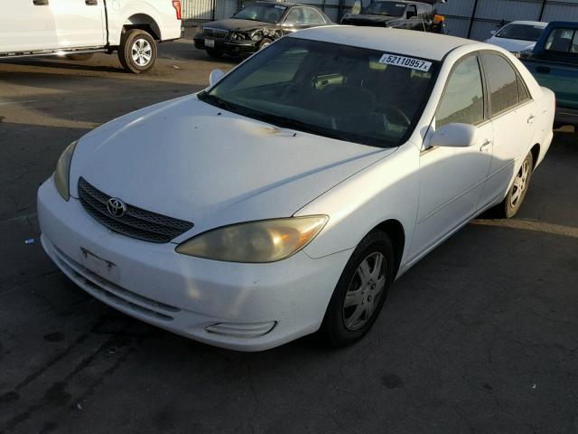 JTDBE32K820137233 - 2002 TOYOTA CAMRY LE WHITE photo 2