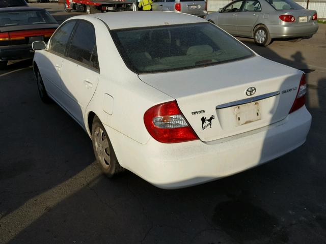 JTDBE32K820137233 - 2002 TOYOTA CAMRY LE WHITE photo 3