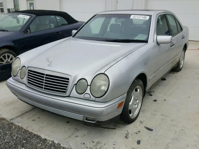 WDBJF72F5VA157245 - 1997 MERCEDES-BENZ E 420 SILVER photo 2