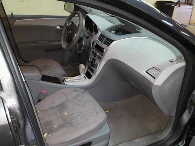 1G1ZC5EB8AF224713 - 2010 CHEVROLET MALIBU 1LT ნაცრისფერი ფოტო 5