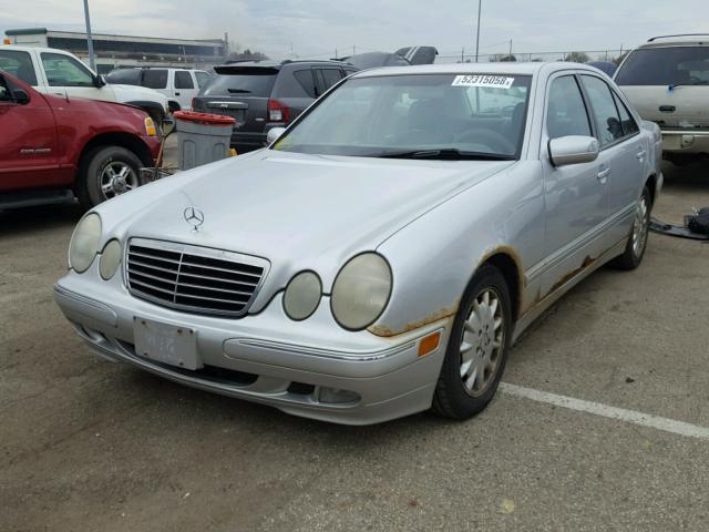 WDBJF65J0YB098064 - 2000 MERCEDES-BENZ E 320 SILVER photo 2