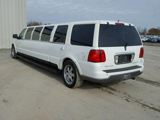 5LMFU27R24LJ18241 - 2004 LINCOLN NAVIGATOR Ақ фото 3