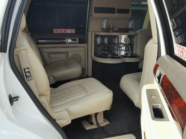5LMFU27R24LJ18241 - 2004 LINCOLN NAVIGATOR Ақ фото 6