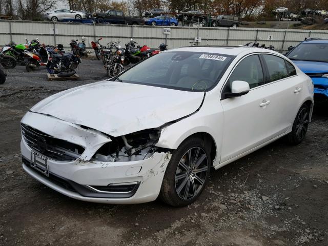 LYV402TM5JB167910 - 2018 VOLVO S60 PLATIN WHITE photo 2