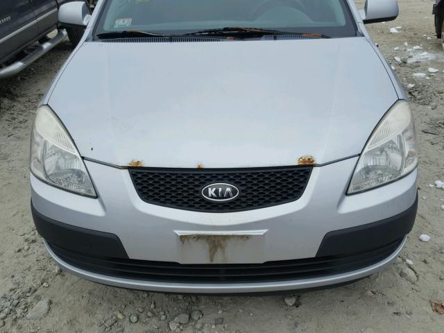 KNADE123966112637 - 2006 KIA RIO SILVER photo 7