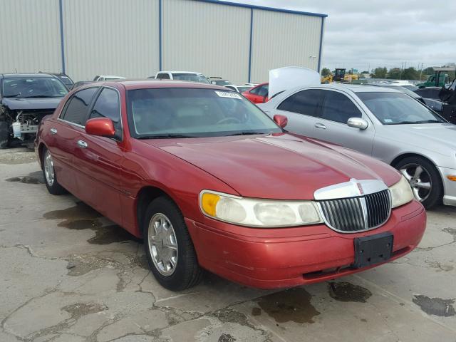 1LNFM82W3WY677452 - 1998 LINCOLN TOWN CAR S RED photo 1