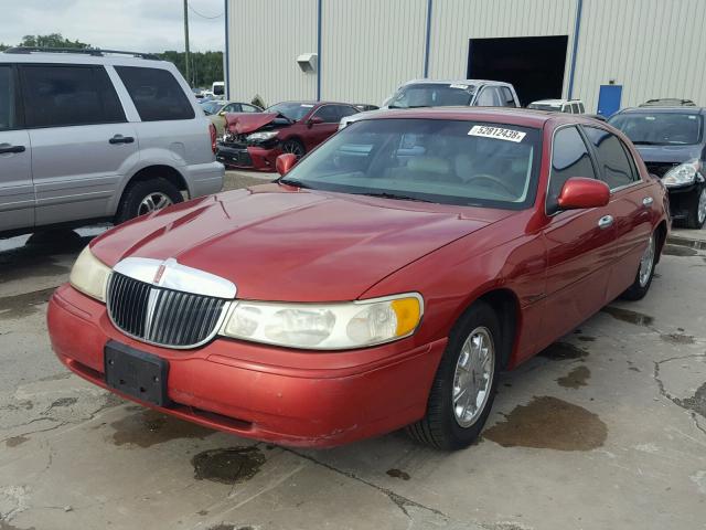 1LNFM82W3WY677452 - 1998 LINCOLN TOWN CAR S RED photo 2