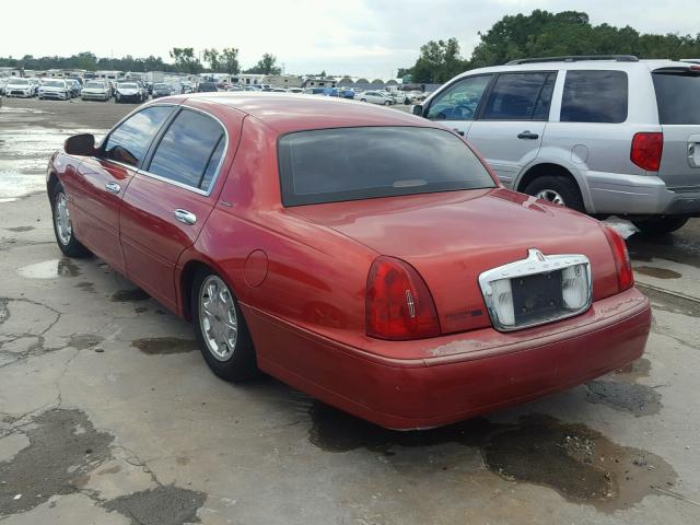 1LNFM82W3WY677452 - 1998 LINCOLN TOWN CAR S RED photo 3