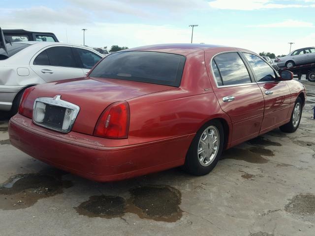 1LNFM82W3WY677452 - 1998 LINCOLN TOWN CAR S RED photo 4