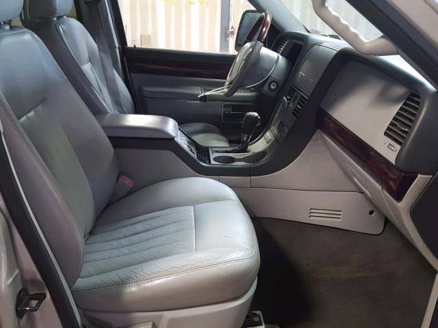 5LMEU88H04ZJ19194 - 2004 LINCOLN AVIATOR 银色 照片 5