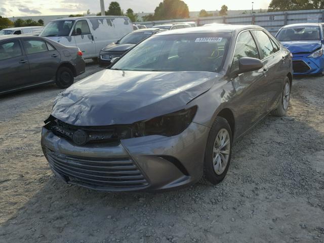 4T1BF1FK6GU550338 - 2016 TOYOTA CAMRY LE 灰色 照片 2