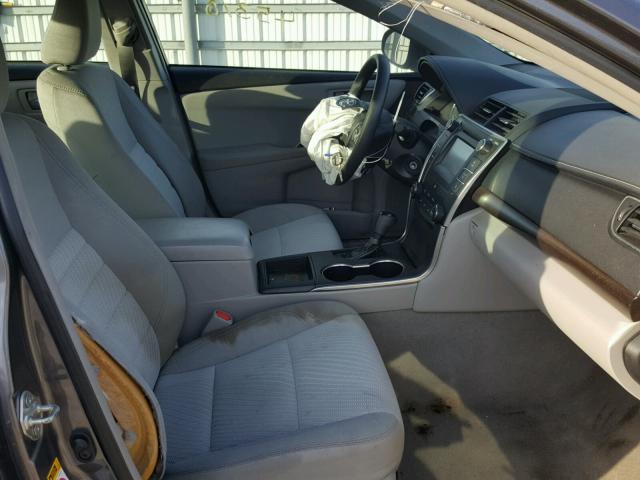 4T1BF1FK6GU550338 - 2016 TOYOTA CAMRY LE 灰色 照片 5