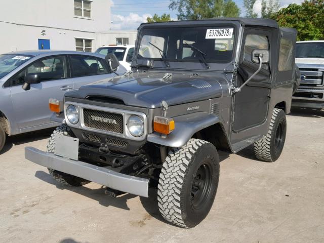 FJ40937975 - 1983 TOYOTA FJ40 GRAY photo 2